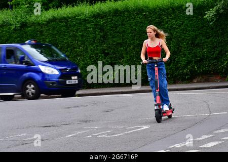 Bristol, Großbritannien. Juli 2021. Auf den Straßen der City of Bristol werden E-Scoooters von Fahrern gesehen, die den Nachmittag genießen. Sie sind eine Anleitung für die lokalen Gebiete und Vermieter -GOV.UK Elektro-Scooter können nicht auf den Gehwegen gefahren werden, können Benutzer Test-Scooter über eine App auf dem Mobiltelefon mieten, der Benutzer muss einen Führerschein besitzen und durch das Gesetz, wie festgelegt, einhalten. Die E-Scooter dürfen nur von einer Person verwendet werden, nicht von 2 oder drei Personen. Bildquelle: Robert Timoney/Alamy Live News Stockfoto