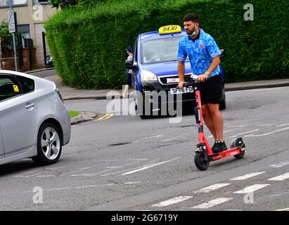 Bristol, Großbritannien. Juli 2021. Auf den Straßen der City of Bristol werden E-Scoooters von Fahrern gesehen, die den Nachmittag genießen. Sie sind eine Anleitung für die lokalen Gebiete und Vermieter -GOV.UK Elektro-Scooter können nicht auf den Gehwegen gefahren werden, können Benutzer Test-Scooter über eine App auf dem Mobiltelefon mieten, der Benutzer muss einen Führerschein besitzen und durch das Gesetz, wie festgelegt, einhalten. Die E-Scooter dürfen nur von einer Person verwendet werden, nicht von 2 oder drei Personen. Bildquelle: Robert Timoney/Alamy Live News Stockfoto