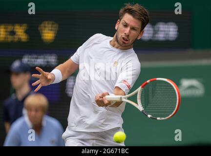 Cameron Norrie spielt in der dritten Runde der Herren-Singles auf dem Center Court am sechsten Tag von Wimbledon im All England Lawn Tennis and Croquet Club in Wimbledon gegen Roger Federer. Bilddatum: Samstag, 3. Juli 2021. Stockfoto