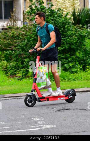 Bristol, Großbritannien. Juli 2021. Auf den Straßen der City of Bristol werden E-Scoooters von Fahrern gesehen, die den Nachmittag genießen. Sie sind eine Anleitung für die lokalen Gebiete und Vermieter -GOV.UK Elektro-Scooter können nicht auf den Gehwegen gefahren werden, können Benutzer Test-Scooter über eine App auf dem Mobiltelefon mieten, der Benutzer muss einen Führerschein besitzen und durch das Gesetz, wie festgelegt, einhalten. Die E-Scooter dürfen nur von einer Person verwendet werden, nicht von 2 oder drei Personen. Bildquelle: Robert Timoney/Alamy Live News Stockfoto