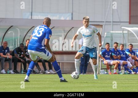 Kufstein, Österreich. Juli 2021. Fußball: Testspiele, FC Schalke 04 - Zenit St. Petersburg. Andrey Mostovoy (r) von Zenit hat den Ball in einem Duell mit Schalkes Malick Thiaw am Fuß.Quelle: Tim Rehbein/dpa/Alamy Live News Stockfoto