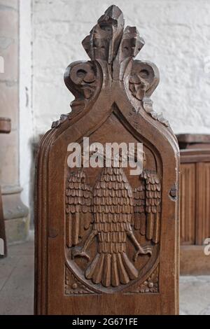 Doppelköpfiger Adler auf dem Chorstand aus dem 16. Jahrhundert in St. Beunos, Clynnog Fawr, Wales Stockfoto