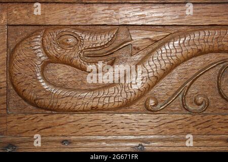 Detail der Serpent-Tafel auf der achteckigen Pulpit um 1700 in der St. Beunos Church Clynnog Fawr, Wales Stockfoto