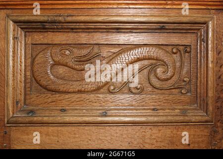 Detail der Serpent-Tafel auf der achteckigen Pulpit um 1700 in der St. Beunos Church Clynnog Fawr, Wales Stockfoto