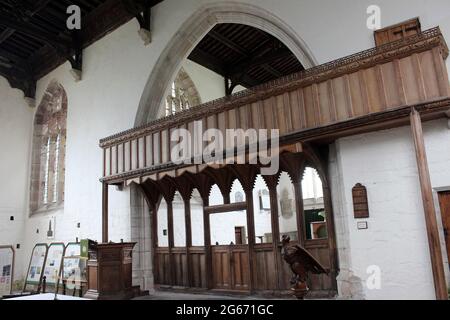 Das Innere der St. Beunos Church Clynnog Fawr, Wales zeigt einen Rood Screen von 1531 Stockfoto