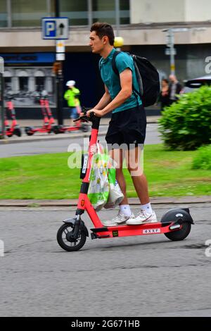 Bristol, Großbritannien. Juli 2021. Auf den Straßen der City of Bristol werden E-Scoooters von Fahrern gesehen, die den Nachmittag genießen. Sie sind eine Anleitung für die lokalen Gebiete und Vermieter -GOV.UK Elektro-Scooter können nicht auf den Gehwegen gefahren werden, können Benutzer Test-Scooter über eine App auf dem Mobiltelefon mieten, der Benutzer muss einen Führerschein besitzen und durch das Gesetz, wie festgelegt, einhalten. Die E-Scooter dürfen nur von einer Person verwendet werden, nicht von 2 oder drei Personen. Bildquelle: Robert Timoney/Alamy Live News Stockfoto