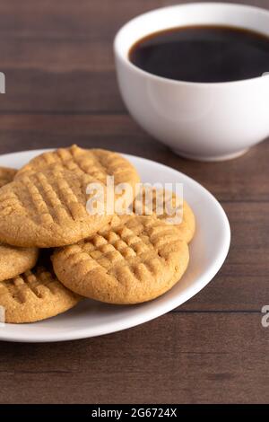 Klassische hausgemachte Peanut Butter Cookies auf eine weiße Untertasse Stockfoto