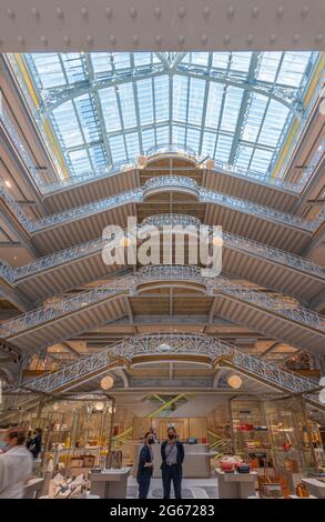 Paris, Frankreich - 07 02 2021: Kaufhaus La Samaritaine. Innenansicht des Gebäudes Stockfoto