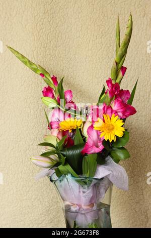 Schönes Bouquet von Schnittblumen in Vase. Stockfoto