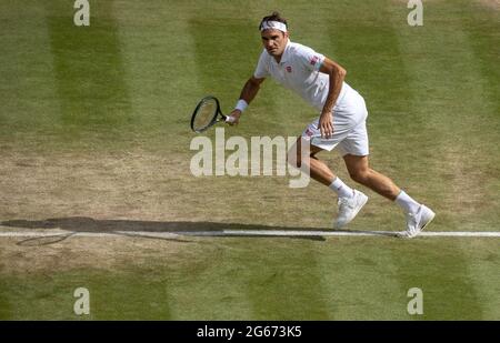 Roger Federer spielt gegen Cameron Norrie in der dritten Runde der Herren-Singles auf dem Center Court am sechsten Tag von Wimbledon im All England Lawn Tennis and Croquet Club in Wimbledon. Bilddatum: Samstag, 3. Juli 2021. Stockfoto