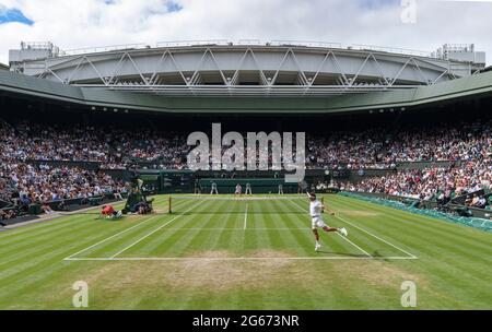 Roger Federer spielt gegen Cameron Norrie in der dritten Runde der Herren-Singles auf dem Center Court am sechsten Tag von Wimbledon im All England Lawn Tennis and Croquet Club in Wimbledon. Bilddatum: Samstag, 3. Juli 2021. Stockfoto