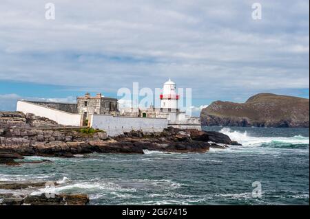Cromwell Point Lighthouse, Valentia Island, Co. Kerry, Irland. Der Leuchtturm wurde an der Stelle einer Cromwellschen Festung errichtet. Stockfoto