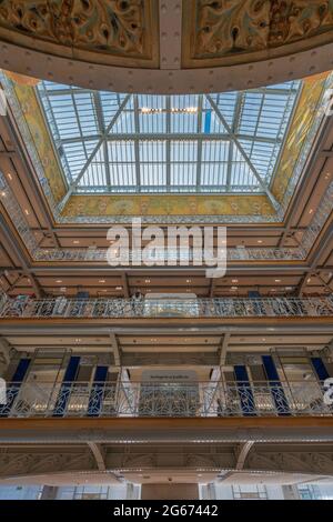 Paris, Frankreich - 07 02 2021: Kaufhaus La Samaritaine. Innenansicht des Gebäudes Stockfoto