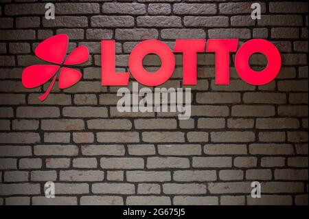 03. Juli 2021, Saarland, Saarbrücken: Das Lotto-Logo leuchtet auf einer Wand der neuen Studiokulisse. Die Auslosung wird live aus einem Saarländischen Rundfunkstudio im Internet unter lotto.de ausgestrahlt. Foto: Oliver Dietze/dpa Stockfoto