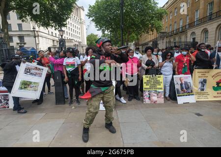 London, Großbritannien. Juli 2021. Nigerianer protestieren in der Downing Street für die Freilassung von Nnamdi Kanu, dem Führer der indigenen Bevölkerung von Biafra (IPOB), ein Ende der Gewalt gegen das biafranische Volk und für die drei Stämme Nigeriens, Igbo, Yoruba und Hausa, einen separaten Staat. Kanu wurde am vergangenen Sonntag in Kenia verhaftet und an Nigeria ausgeliefert. Er war 2015 aus dem Land geflohen, nachdem er wegen verschiedener Vergehen angeklagt worden war und hatte im Süden Londons gelebt. Die nigrische Regierung behauptet, er habe Sendungen aus dem Ausland gemacht, die Gewalt gegen den Staat anstacheln. Peter Marshall/Alamy Live News Stockfoto