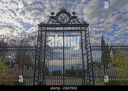 Paris, Frankreich. März 2021. Schmiedeeiserner Grill am Eingang des Parks der Burg Verduron am 26. März 2021 in Marly-le-ROI, Frankreich. Stockfoto