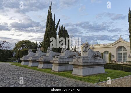 Paris, Frankreich. März 2021. Sphinx und Orangerie im Park von Schloss Verduron am 26. März 2021 in Marly-le-ROI, Frankreich Stockfoto