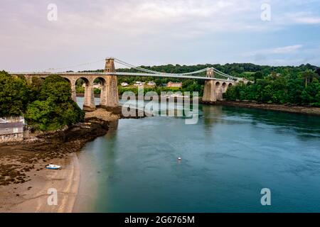 Luftaufnahme von Telford's Hängebrücke über die Menai Starights - Wales, Großbritannien. Stockfoto