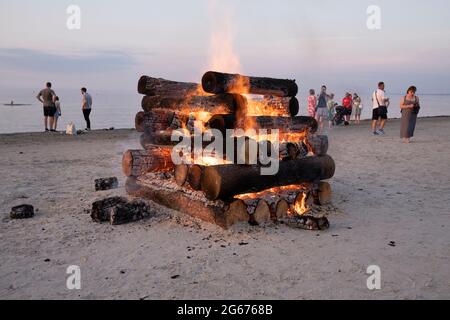 Lagerfeuer am Strand bei der traditionellen Mittsommerfestnacht in Jurmala, Lettland Stockfoto