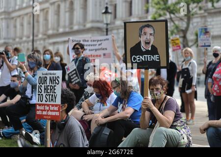 London, Großbritannien. Juli 2021. Demonstranten halten Plakate während der Demonstration.am Wochenende des 73. Jahrestages des NHS in Großbritannien wurde eine landesweite Demonstration für eine faire Lohnerhöhung, Patientensicherheit und ein Ende der Privatisierung des NHS aufgerufen. Abgesehen von den verschiedenen Protesten, die vor verschiedenen NHS-Krankenhäusern in den Ländern stattfanden, marschierten NHS-Mitarbeiter in London vom University College London Hospital zur Downing Street, um die Regierung anzurufen, um auf ihre Forderungen zu reagieren. Kredit: SOPA Images Limited/Alamy Live Nachrichten Stockfoto