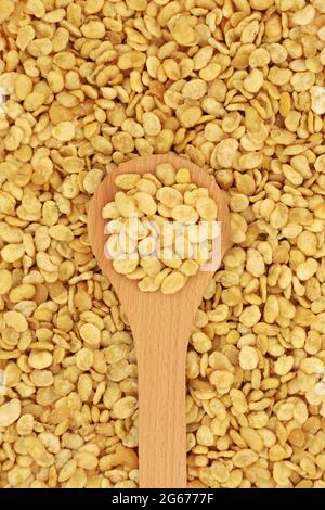 Geröstete Fava-Bohnen für einen gesunden veganen & vegetarischen Snack in einem Holzlöffel, der einen Hintergrund bildet. Reich an Eiweiß, Vitaminen, Ballaststoffen. Stockfoto