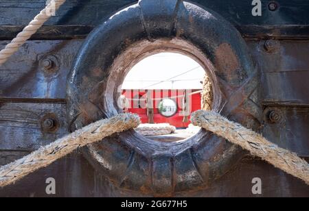 Fregatte Shtandart, ein Seilloch am Hafen des Segelbootes Stockfoto