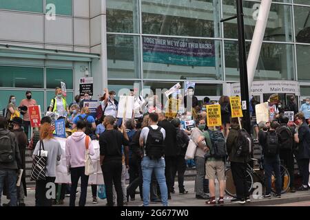 London, Großbritannien. Juli 2021. Demonstranten halten Plakate während der Demonstration.am Wochenende des 73. Jahrestages des NHS in Großbritannien wurde eine landesweite Demonstration für eine faire Lohnerhöhung, Patientensicherheit und ein Ende der Privatisierung des NHS aufgerufen. Abgesehen von den verschiedenen Protesten, die vor verschiedenen NHS-Krankenhäusern in den Ländern stattfanden, marschierten NHS-Mitarbeiter in London vom University College London Hospital zur Downing Street, um die Regierung anzurufen, um auf ihre Forderungen zu reagieren. (Foto von Hesther Ng/SOPA Images/Sipa USA) Quelle: SIPA USA/Alamy Live News Stockfoto