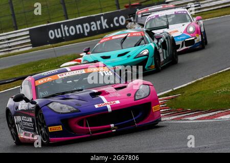 Oulton Park, Hes-Hire, Großbritannien. Juli 2021. Fox Motorsport Ginetta G55 Supercup ( 118 ) gefahren von Ian Duggan/James Townsend während der GT Cup Championship am 03. Juli 2021 in Oulton Park, Heshire, England. Foto von Jurek Biegus. Quelle: Jurek Biegus/Alamy Live News Stockfoto