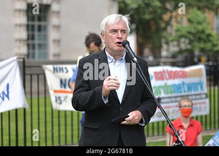 London, Großbritannien. Juli 2021. John McDonnell spricht während der Demonstration.am Wochenende des 73. Jahrestages des NHS in Großbritannien wurde eine landesweite Demonstration für eine faire Lohnerhöhung, Patientensicherheit und ein Ende der Privatisierung des NHS gefordert. Abgesehen von den verschiedenen Protesten, die vor verschiedenen NHS-Krankenhäusern in den Ländern stattfanden, marschierten NHS-Mitarbeiter in London vom University College London Hospital zur Downing Street, um die Regierung anzurufen, um auf ihre Forderungen zu reagieren. (Foto von Hesther Ng/SOPA Images/Sipa USA) Quelle: SIPA USA/Alamy Live News Stockfoto