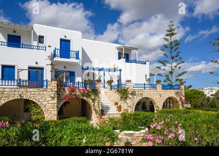 Typische weiß getünchte griechische Villa mit blauen Fenstern im kykladischen Stil auf der Insel Paros. Griechenland Stockfoto