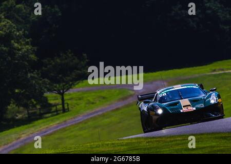 Oulton Park, Hes-Hire, Großbritannien. Juli 2021. SB Race Engineering Brabham BT 62 ( 28 ) mit Paul Bailey/Ross Wylie (Pro) während der GT Cup Championship in Oulton Park, Chesthire, England, am 03. Juli 2021. Foto von Jurek Biegus. Quelle: Jurek Biegus/Alamy Live News Stockfoto