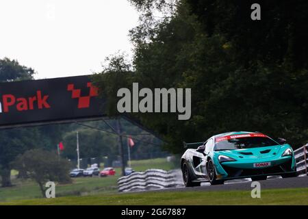 Oulton Park, Hes-Hire, Großbritannien. Juli 2021. Greystone GT McLaren 570S GT4 ( 77 ), gefahren von Mark Hopton/Adam Carroll (Pro) während der GT Cup Championship am 03. Juli 2021 in Oulton Park, Cschach, England. Foto von Jurek Biegus. Quelle: Jurek Biegus/Alamy Live News Stockfoto