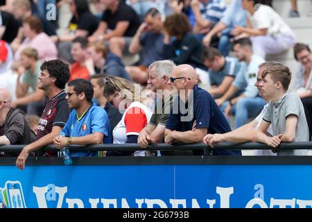 ROTTERDAM, NIEDERLANDE - 3. JULI: Fans beim Vorsaison-Freundschaftsspiel zwischen Feyenoord und AEK Athene am 3. Juli 2021 in Rotterdam, Niederlande (Foto: Yannick Verhoeven/Orange Picts) Stockfoto