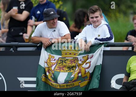 ROTTERDAM, NIEDERLANDE - 3. JULI: Fans beim Vorsaison-Freundschaftsspiel zwischen Feyenoord und AEK Athene am 3. Juli 2021 in Rotterdam, Niederlande (Foto: Yannick Verhoeven/Orange Picts) Stockfoto