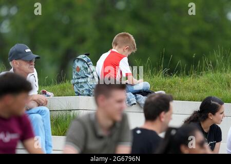 ROTTERDAM, NIEDERLANDE - 3. JULI: Fans beim Vorsaison-Freundschaftsspiel zwischen Feyenoord und AEK Athene am 3. Juli 2021 in Rotterdam, Niederlande (Foto: Yannick Verhoeven/Orange Picts) Stockfoto