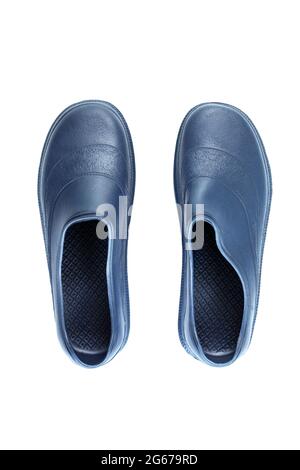 Blaue Gummistiefel Schuhe, wasserdichte Polymerschuhe. Auf Weiß isolieren. Herbstgartenarbeit bei Regen Schuhe, Gummistiefel. Stockfoto