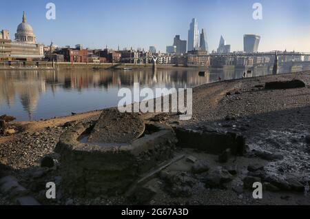 London, Großbritannien. Februar 2021. Die Skyline von London wird bei Ebbe von der Themse aus gesehen.die Flussufer wachsen allmählich, wenn die Themse Ebbe erreicht. Die Strände, die bei Schlammlern und Strandfahrern bekannt sind und nur für ein paar Stunden am Tag sichtbar sind, bieten Londonern, die über ein Jahr in den Absperrungen sind, etwas anderes zum Spazieren und Erkunden. (Foto von Martin Pope/SOPA Images/Sipa USA) Quelle: SIPA USA/Alamy Live News Stockfoto