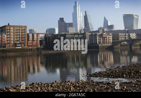London, Großbritannien. Februar 2021. Die Skyline von London wird bei Ebbe von der Themse aus gesehen.die Flussufer wachsen allmählich, wenn die Themse Ebbe erreicht. Die Strände, die bei Schlammlern und Strandfahrern bekannt sind und nur für ein paar Stunden am Tag sichtbar sind, bieten Londonern, die über ein Jahr in den Absperrungen sind, etwas anderes zum Spazieren und Erkunden. (Foto von Martin Pope/SOPA Images/Sipa USA) Quelle: SIPA USA/Alamy Live News Stockfoto