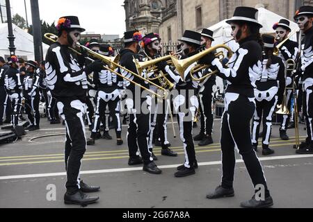 Tag der Toten Parade im Zocalo in Mexiko-Stadt. Stockfoto