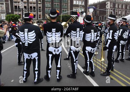 Tag der Toten Parade im Zocalo in Mexiko-Stadt. Stockfoto