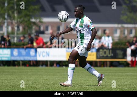 LAUCH, NIEDERLANDE - 3. JULI: Azor Matusiwa vom FC Groningen beim Vorsaison-Freundschaftsspiel zwischen VV Pelikaan S und FC Groningen am 3. Juli 2021 im Sportpark Oostindie in Lauch, Niederlande (Foto: Pieter v.d. Woude/Orange Bilder) Stockfoto