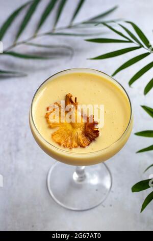 Ananascocktail mit knuspriger Ananasgarnierung Stockfoto