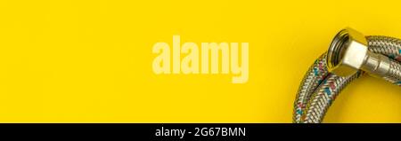 Banner mit Sanitär-Zubehör, Wasserschlauch auf dem Tisch, Kopierraum, Werkstatt-Handwerker-Konzept Stockfoto