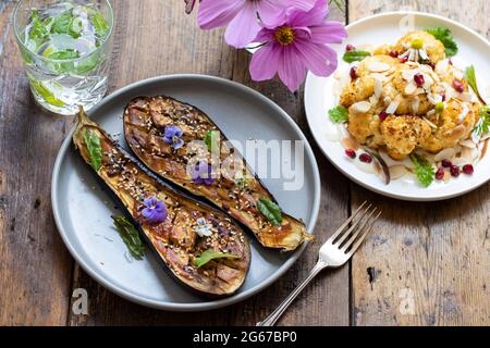 Vegane Gerichte mit Miso Aubergine und geröstetem Blumenkohl Stockfoto