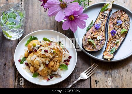 Vegane Gerichte mit Miso Aubergine und geröstetem Blumenkohl Stockfoto