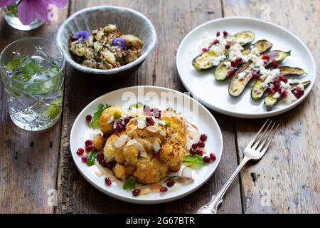 Vegane Gerichte mit Miso-Aubergine, geröstetem Blumenkohl und Baby-Zucchini Stockfoto