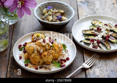 Vegane Gerichte mit Miso-Aubergine, geröstetem Blumenkohl und Baby-Zucchini Stockfoto