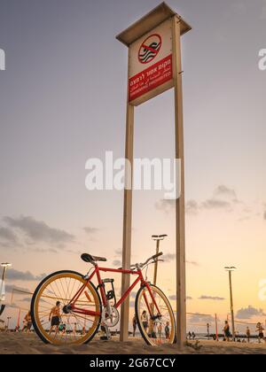 Rotes Retro-Trekkingrad am Strand Stockfoto