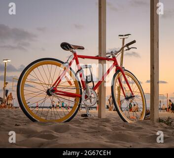 Rotes Retro-Trekkingrad am Strand Stockfoto