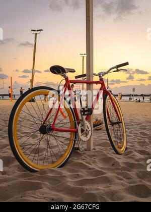 Rotes Retro-Trekkingrad am Strand Stockfoto